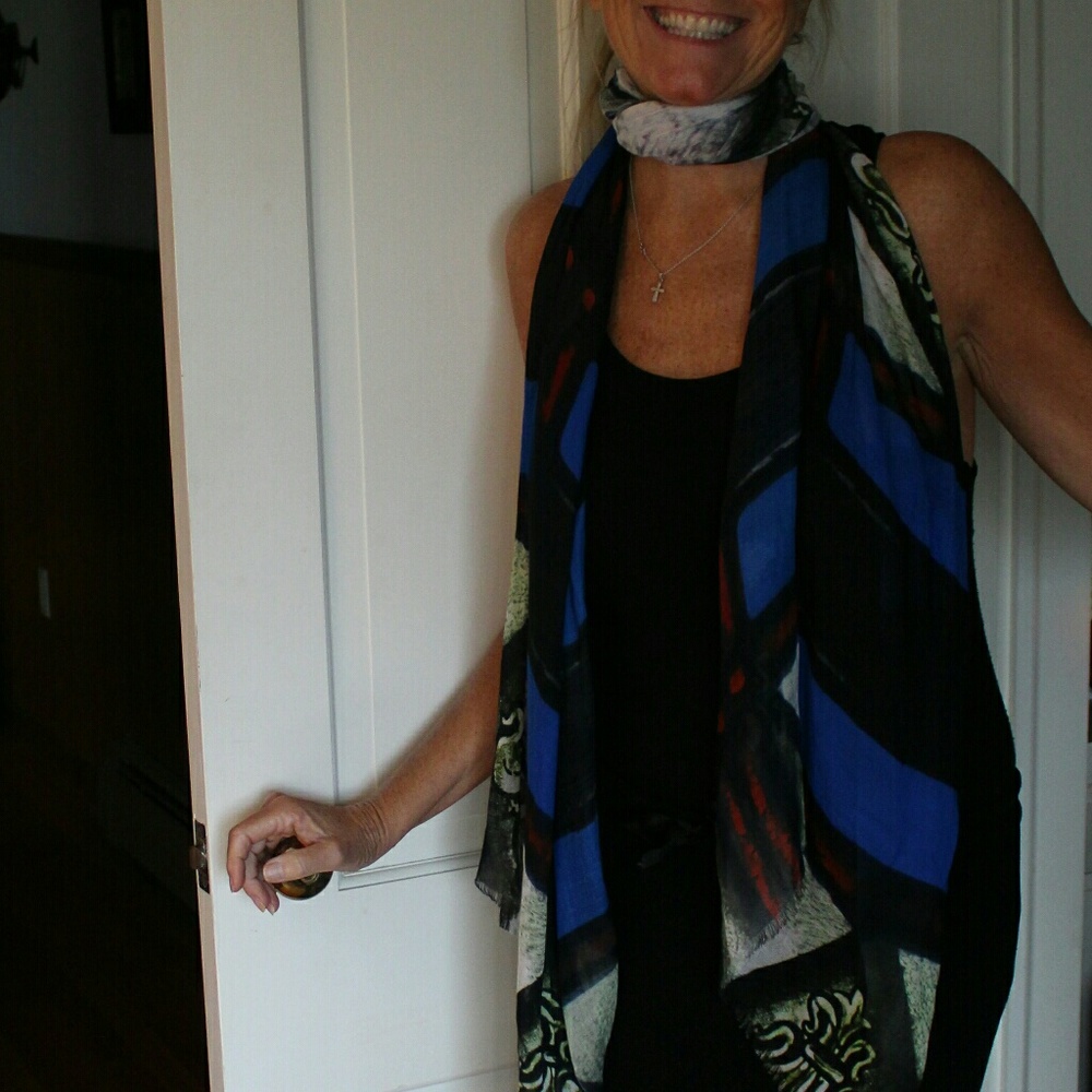 Oolala: Luxuriously soft Fleur-de-lis Modal scarf - Picture 8 of 8